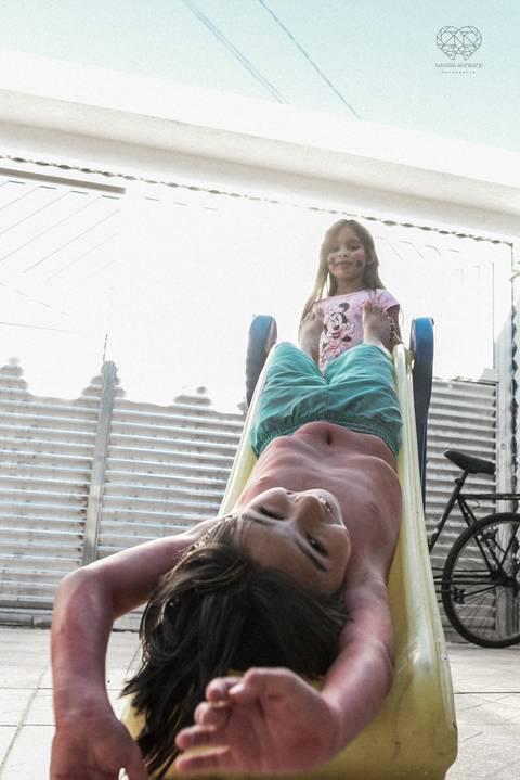 Ensaio gestante lifestyle feito com tinta e pinturas a mao filhos pai e mamae gestante em casa fotografa premiada nayara andrade fotografia de santos com fotos emocionantes do amor do lar'