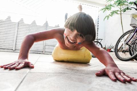 Ensaio gestante lifestyle feito com tinta e pinturas a mao filhos pai e mamae gestante em casa fotografa premiada nayara andrade fotografia de santos com fotos emocionantes do amor do lar'