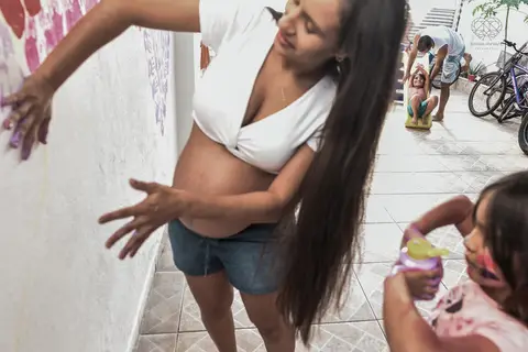 Ensaio gestante lifestyle feito com tinta e pinturas a mao filhos pai e mamae gestante em casa fotografa premiada nayara andrade fotografia de santos com fotos emocionantes do amor do lar'