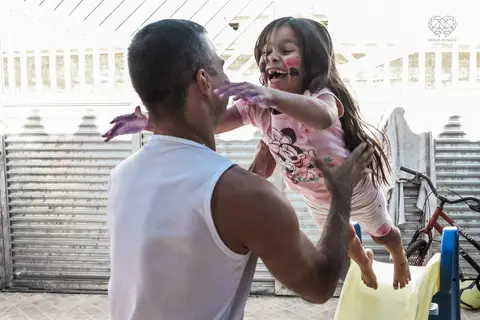 Ensaio gestante lifestyle feito com tinta e pinturas a mao filhos pai e mamae gestante em casa fotografa premiada nayara andrade fotografia de santos com fotos emocionantes do amor do lar'