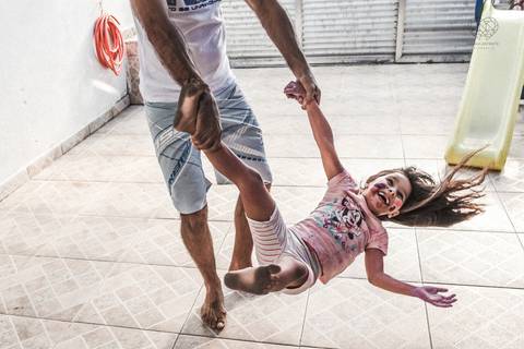 Ensaio gestante lifestyle feito com tinta e pinturas a mao filhos pai e mamae gestante em casa fotografa premiada nayara andrade fotografia de santos com fotos emocionantes do amor do lar'