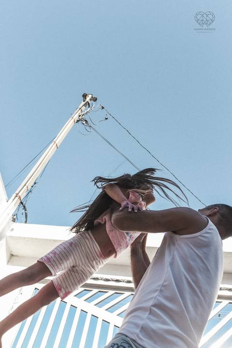 Ensaio gestante lifestyle feito com tinta e pinturas a mao filhos pai e mamae gestante em casa fotografa premiada nayara andrade fotografia de santos com fotos emocionantes do amor do lar'