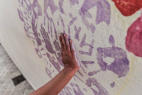 Ensaio gestante lifestyle feito com tinta e pinturas a mao filhos pai e mamae gestante em casa fotografa premiada nayara andrade fotografia de santos com fotos emocionantes do amor do lar'