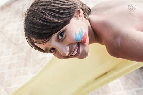 Ensaio gestante lifestyle feito com tinta e pinturas a mao filhos pai e mamae gestante em casa fotografa premiada nayara andrade fotografia de santos com fotos emocionantes do amor do lar'