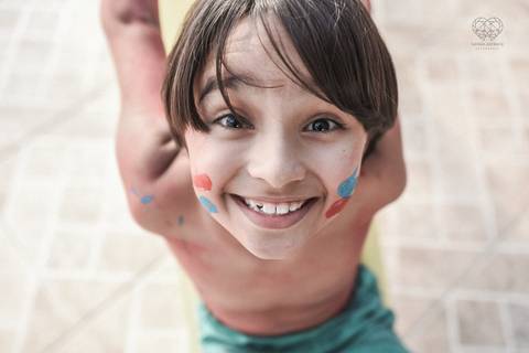 Ensaio gestante lifestyle feito com tinta e pinturas a mao filhos pai e mamae gestante em casa fotografa premiada nayara andrade fotografia de santos com fotos emocionantes do amor do lar'