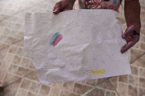 Ensaio gestante lifestyle feito com tinta e pinturas a mao filhos pai e mamae gestante em casa fotografa premiada nayara andrade fotografia de santos com fotos emocionantes do amor do lar'