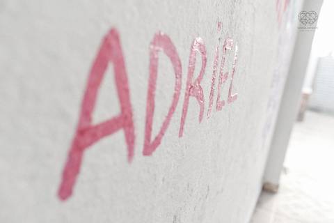 Ensaio gestante lifestyle feito com tinta e pinturas a mao filhos pai e mamae gestante em casa fotografa premiada nayara andrade fotografia de santos com fotos emocionantes do amor do lar'