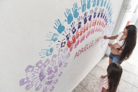 Ensaio gestante lifestyle feito com tinta e pinturas a mao filhos pai e mamae gestante em casa fotografa premiada nayara andrade fotografia de santos com fotos emocionantes do amor do lar'