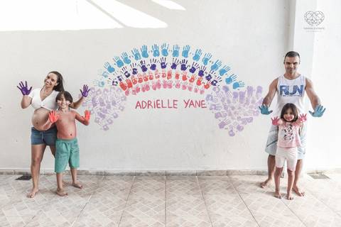 Ensaio gestante lifestyle feito com tinta e pinturas a mao filhos pai e mamae gestante em casa fotografa premiada nayara andrade fotografia de santos com fotos emocionantes do amor do lar'