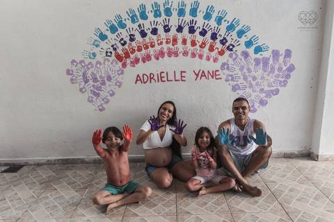 Ensaio gestante lifestyle feito com tinta e pinturas a mao filhos pai e mamae gestante em casa fotografa premiada nayara andrade fotografia de santos com fotos emocionantes do amor do lar'