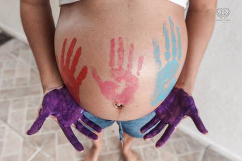 Ensaio gestante lifestyle feito com tinta e pinturas a mao filhos pai e mamae gestante em casa fotografa premiada nayara andrade fotografia de santos com fotos emocionantes do amor do lar'