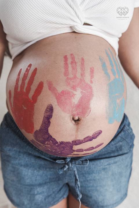 Ensaio gestante lifestyle feito com tinta e pinturas a mao filhos pai e mamae gestante em casa fotografa premiada nayara andrade fotografia de santos com fotos emocionantes do amor do lar'