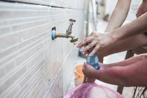 Ensaio gestante lifestyle feito com tinta e pinturas a mao filhos pai e mamae gestante em casa fotografa premiada nayara andrade fotografia de santos com fotos emocionantes do amor do lar'