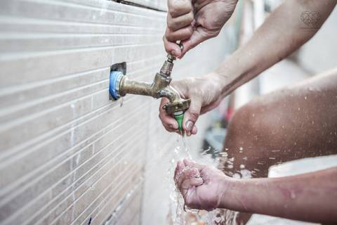 Ensaio gestante lifestyle feito com tinta e pinturas a mao filhos pai e mamae gestante em casa fotografa premiada nayara andrade fotografia de santos com fotos emocionantes do amor do lar'