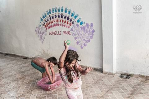 Ensaio gestante lifestyle feito com tinta e pinturas a mao filhos pai e mamae gestante em casa fotografa premiada nayara andrade fotografia de santos com fotos emocionantes do amor do lar'