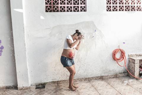 Ensaio gestante lifestyle feito com tinta e pinturas a mao filhos pai e mamae gestante em casa fotografa premiada nayara andrade fotografia de santos com fotos emocionantes do amor do lar'