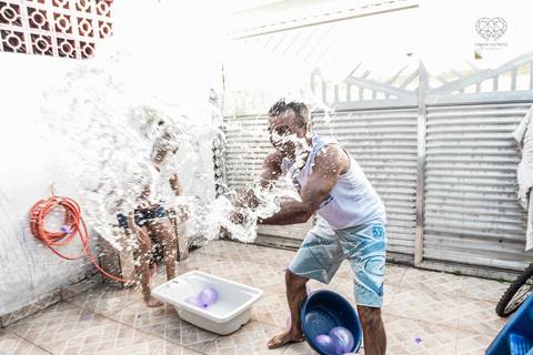 Ensaio gestante lifestyle feito com tinta e pinturas a mao filhos pai e mamae gestante em casa fotografa premiada nayara andrade fotografia de santos com fotos emocionantes do amor do lar'