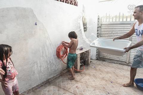 Ensaio gestante lifestyle feito com tinta e pinturas a mao filhos pai e mamae gestante em casa fotografa premiada nayara andrade fotografia de santos com fotos emocionantes do amor do lar'