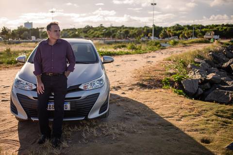 fotografia profissional, carro Yaris, ensaio masculino externo, ensaio na praia de camburi'
