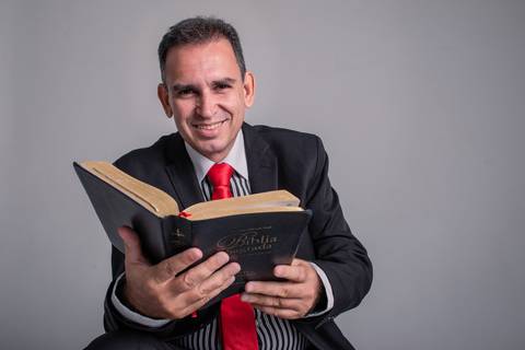 fotografia biblia, posicionamento de imagem, retrato profissional, vitoria es, foto em estúdio, Paulo Mota fotografia'