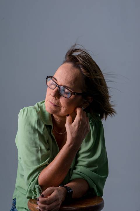 retrato mulher com olhos fechado. fotografia de estudio em vitória es '