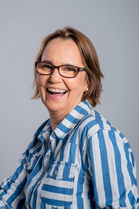 retrato mulher sorrindo em ensaio fotográfico no estúdio em Vitória ES'