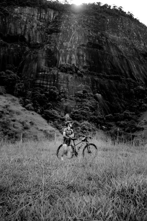 retrato preto e branco de um ensaio fotográfico realizado na cidade de Ibiraçu-ES, por Paulo Mota Fotografia. Tema do ensaio: Bike MTB'