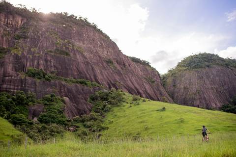 ensaio fotográfico em Ibiraçu-ES. Ciclista pedalando próximo a Capelinha de Ibiraçu - ES/ BR101. '