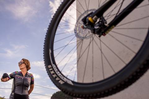 retrato fotográfico de ciclista realizado em Ibiraçu - ES. Capelinha de Ibiraçu.'
