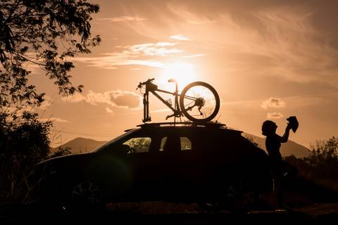 Silhueta de ciclista colocando capacete. Ensaio fotográfico externo Ciclismo MTB Bike realizado em Ibiraçu - ES'