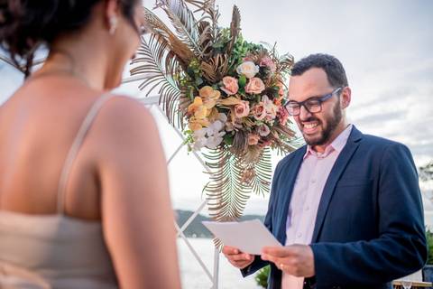 Fotografia do momento em que noivo lê os seus votos para renovação de casamento realizada em Vitória - ES'