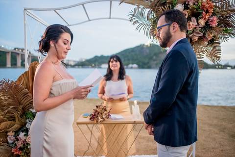 Noiva lendo seus votos na Renovação de Casamento de 15 anos realizado em Vitória - ES'
