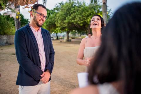 Noiva gargalhando na sua Celebração de Renovação de Votos de Casamento. Vitória-ES'