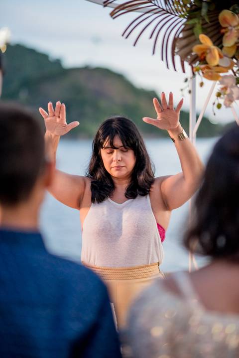 Celebrante abençoando casal na Renovação de Votos de Casamento realizada em Vitória - ES'