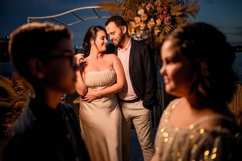 Retrato no fim da celebração de renovação de votos de casamento próximo ao canal do porto de Vitória - ES'