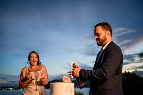 Estourando Champanhe. Fotografia de casamento, Renovação de Votos de Casamento realizado em Vitória -ES'