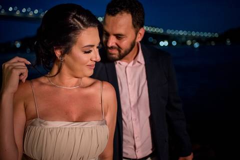 Fotografia de ensaio fotográfico realizado a noite após a celebração de renovação de votos de casamento na cidade de Vitória-ES'