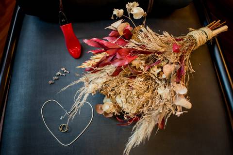 acessórios usados para renovação de votos da Priscila e Felipe. Bouquet, Colar, Brincos, Perfume. Fotografia de renovação de casamento em Vitória - ES'
