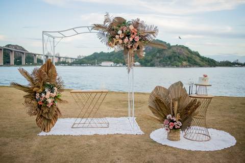 Pérgola de corada para Cerimônia de Renovação de Votos do casamento de Priscila e Felipe, Realizado no canal do Porto de Vitória - ES, próximo a terceira ponte. '