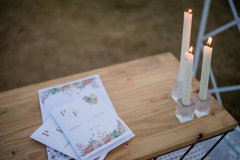 Decoração do aparador celebrante da cerimônia de renovação de votos do casamento realizado no canal do porto de vitória-ES, Fotografia de casamento'