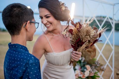 Fotografia de momento da mãe/noiva olhando para seu filho. Cobertura Fotográfica de Renovação de votos realizada em Vitória-ES'