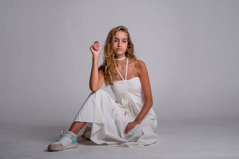 Ensaio fotográfico feminino adolescente de vestido e tênis. Realizado em Vitória-ES'
