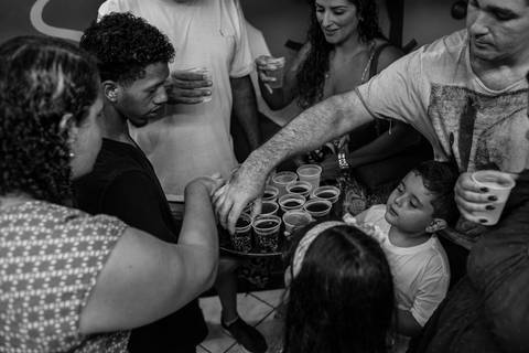fotografia de momento em que todos se servem da bandeira do garçom. Festa de aniversário infantil realizado no cerimonial Arca dos Sonhos em Laranjeiras, Rio de Janeiro'
