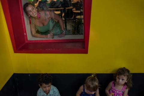 fotografia de adulto fuxicando as crianças brincarem na festa de aniversario infantil realizada na Arca dos Sonhos em Laranjeiras, Rio de Janeiro'