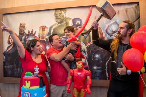 fotografia de momento dos parabéns da festa do Biel. Tema: Avengers, Vingadores. Aniversario infantil realizado no Cerimonial Arca dos Sonhos em Laranjeiras, Rio de Janeiro'