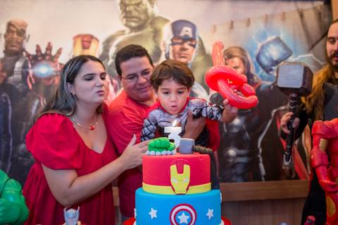 fotografia de criança soprando vela no seu aniversário de 3 anos. Festa realizada no Cerimonial Arca dos Sonhos'