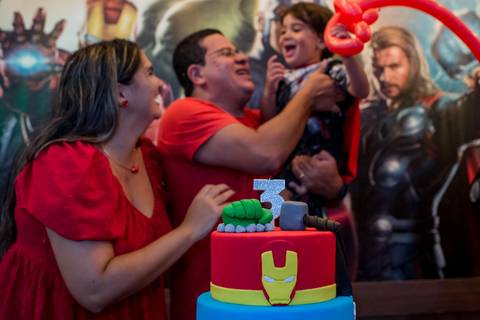 Cerimonial Arca dos Sonhos relembrando a festa de aniversário infantil do Biel. Tema: Vingadores. Fotografia dos parabéns'
