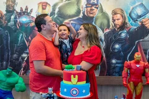 Fotografia da família no fim da festa de aniversário infantil de 3 anos do Biel realizada no Cerimonial Arca dos Sonhos em Laranjeiras Rio de Janeiro'