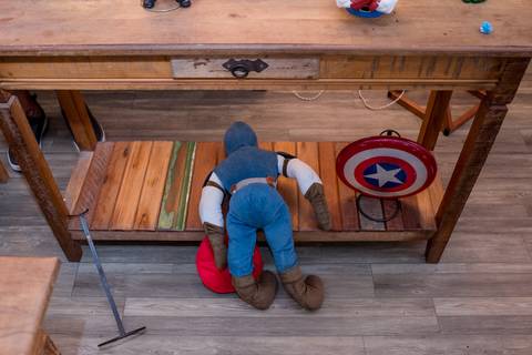 Fotografia de urso de pelúcia Capitão América deitado no fim de festa de aniversário infantil realizado na Arca dos Sonhos em Laranjeiras, Rio de Janeiro'