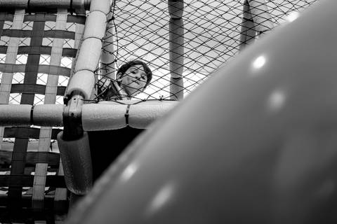 fotografia preto e brando de criança brincando nos brinquedos do cerimonial arca dos sonhos da festa infantil de 3 anos. Tema Avengers, Vingadores. Realizada no cerimonial Arca dos Sonhos em Laranjeiras, Rio de Janeiro '